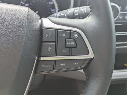 Used 2024 Toyota Highlander XLE FWD image 40