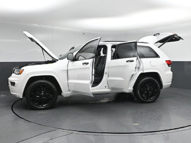 Used 2020 Jeep Grand Cherokee Overland AWD/4WD image 57
