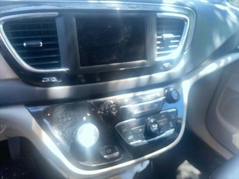 Certified 2020 Chrysler Pacifica Touring-L image 8