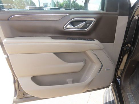 Used 2021 Chevrolet Suburban LT w/ LT Signature Package RWD image 23