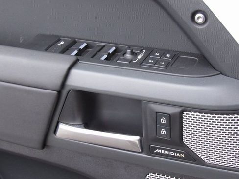 Used 2024 Land Rover Defender 130 X-Dynamic SE AWD/4WD image 37
