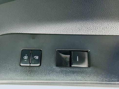 Used 2023 Toyota Highlander L image 29