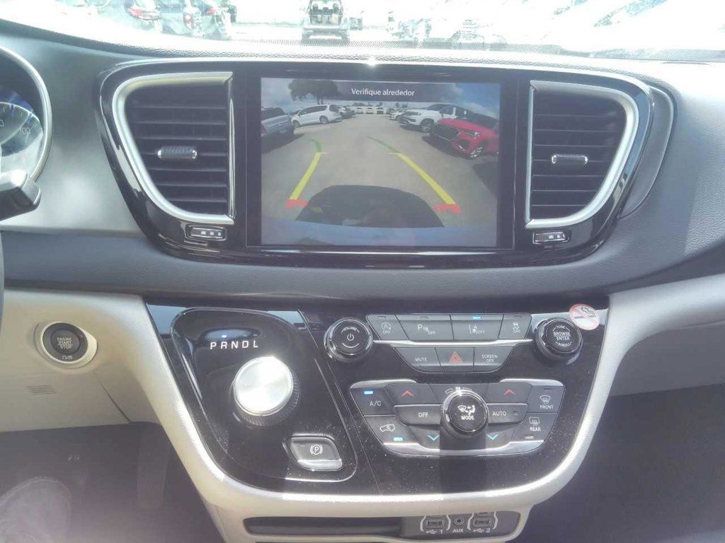 Used 2023 Chrysler Pacifica Touring-L FWD image 11