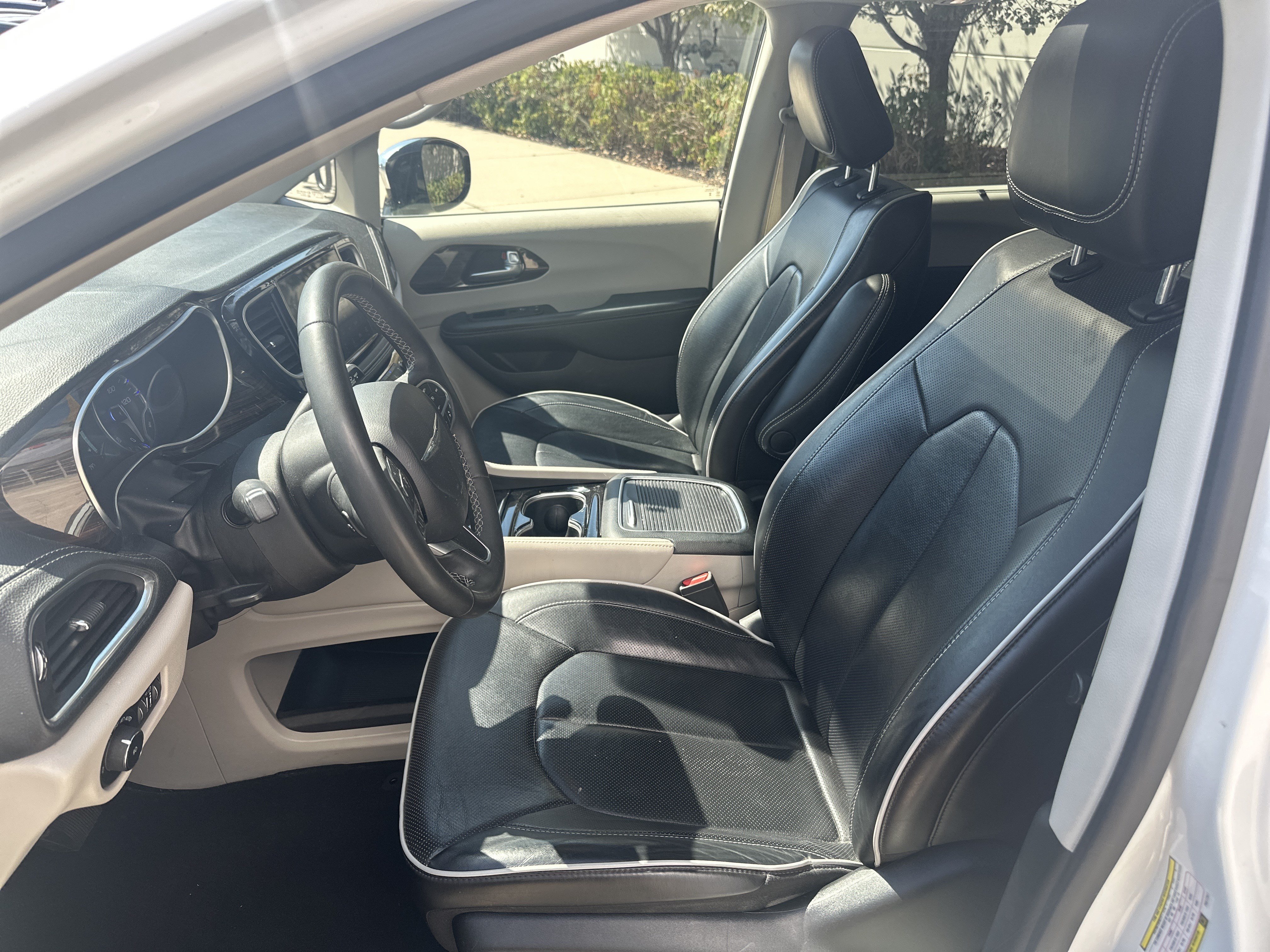 Used 2023 Chrysler Pacifica Limited FWD image 14