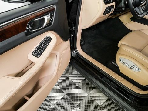 Certified 2023 Porsche Macan Turbo image 7