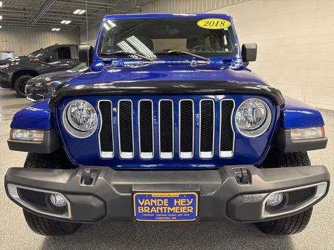 Used 2018 Jeep Wrangler Unlimited Sahara image 2