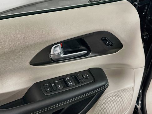 Used 2024 Chrysler Pacifica Touring-L FWD image 15