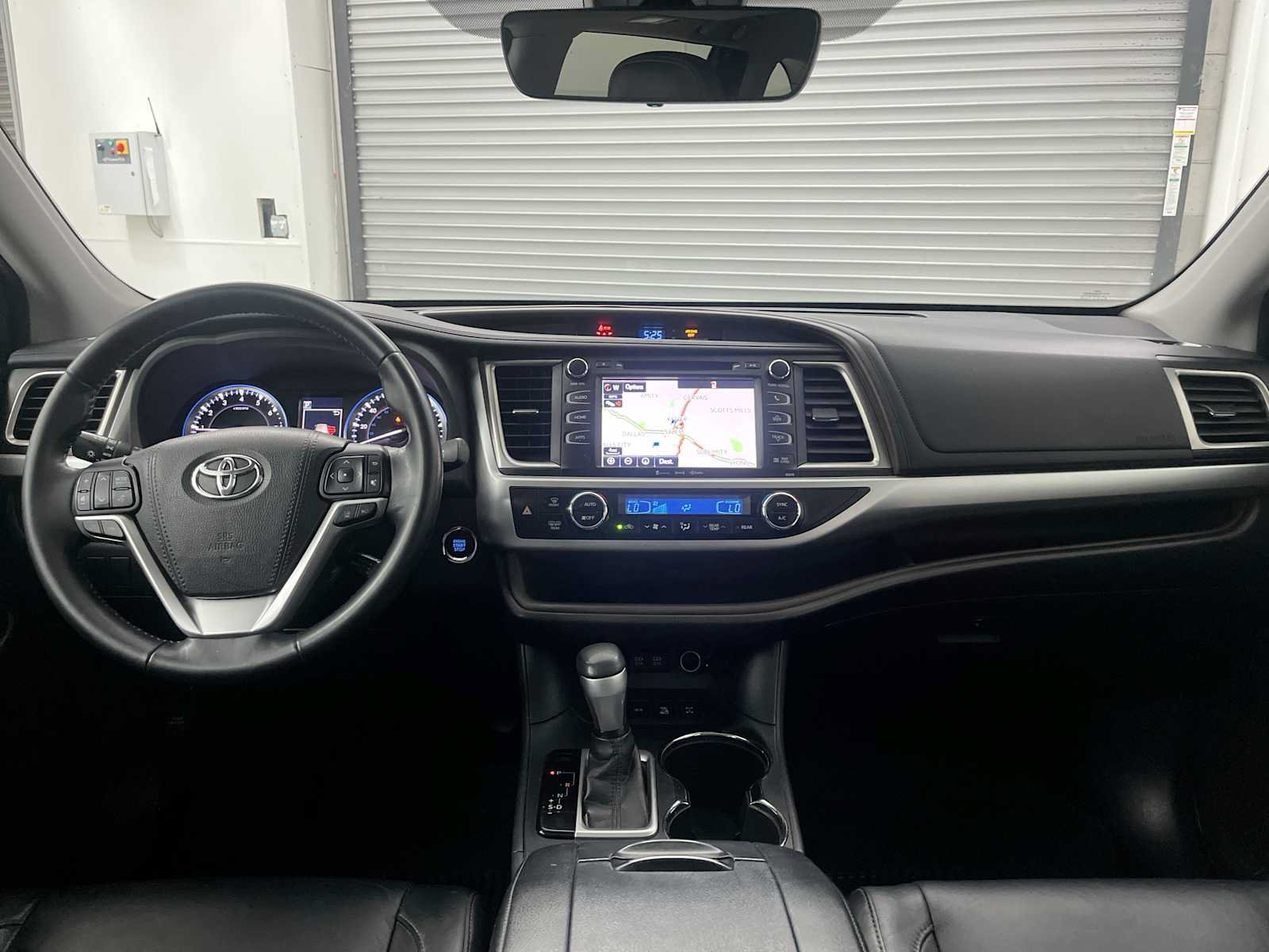 Used 2017 Toyota Highlander XLE AWD/4WD image 10