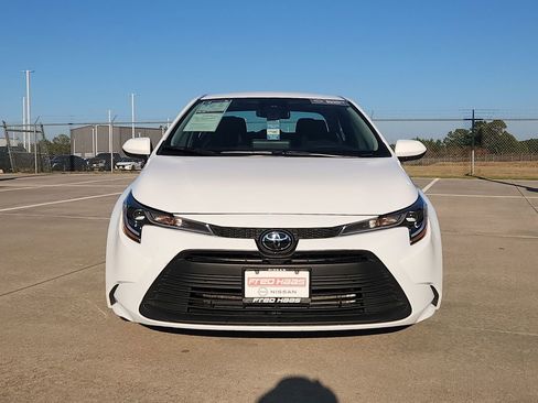 Used 2025 Toyota Corolla LE image 9