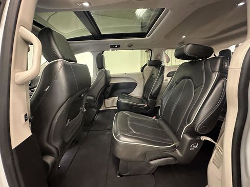 Used 2022 Chrysler Pacifica Limited image 24