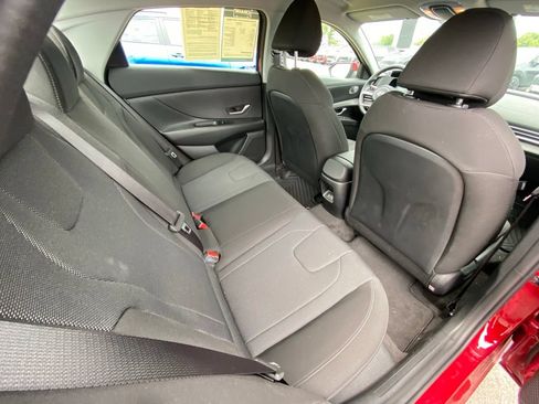 Used 2025 Hyundai Elantra SE FWD image 25
