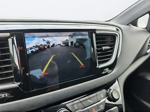 Used 2018 Chrysler Pacifica Touring Plus FWD image 19