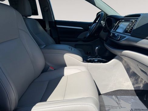Used 2019 Toyota Highlander XLE AWD/4WD image 15