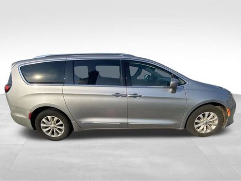 Used 2019 Chrysler Pacifica Touring-L FWD image 12