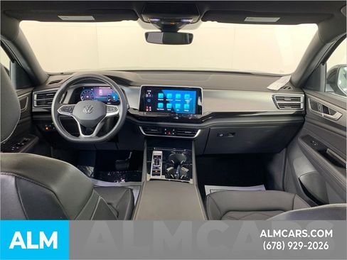 Used 2025 Volkswagen Atlas Cross Sport SE image 34