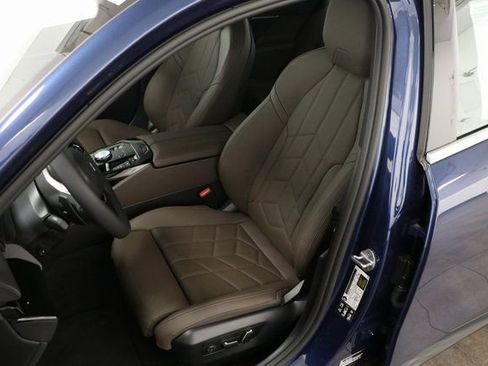 Used 2025 BMW 530i xDrive w/ Premium Package image 9