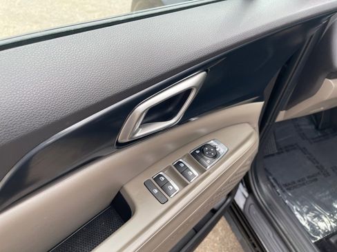 Used 2025 Kia Carnival FWD image 20