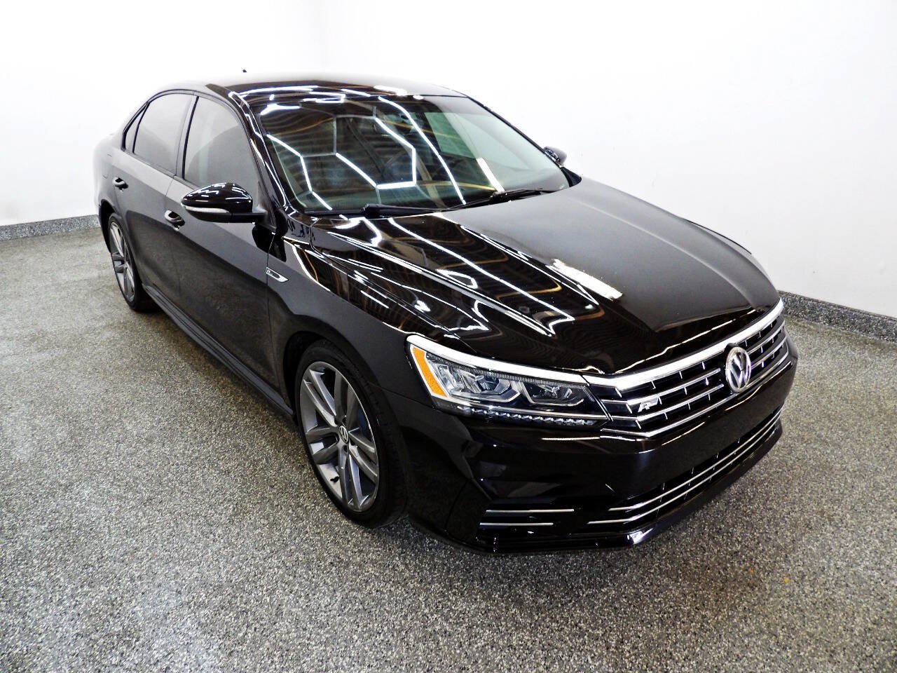 Used 2018 Volkswagen Passat 2.0T S FWD image 3