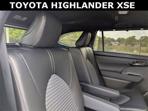 Used 2023 Toyota Highlander XSE image 14