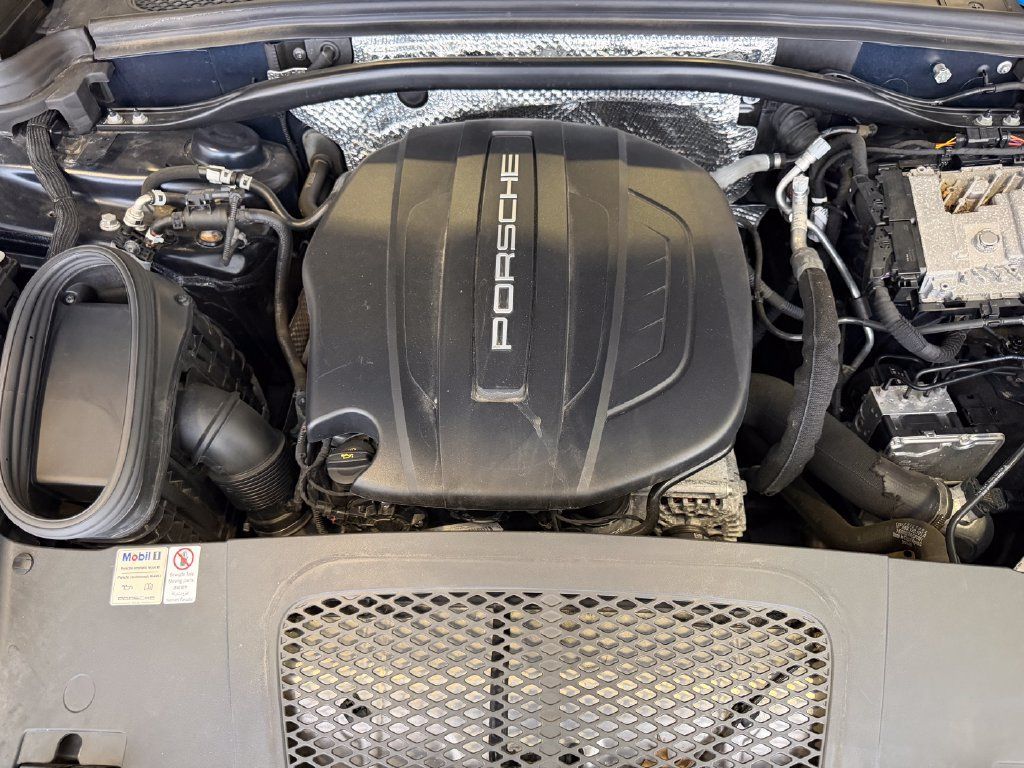 Certified 2020 Porsche Macan AWD/4WD image 26