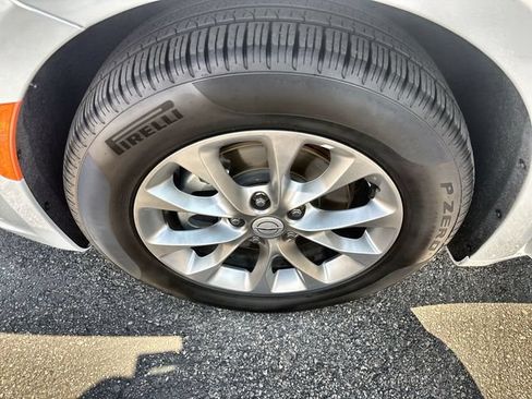 Used 2026 Chrysler Pacifica Limited FWD image 10