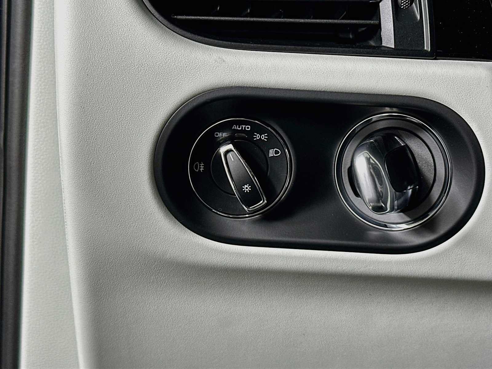 Certified 2025 Porsche Macan AWD/4WD image 13