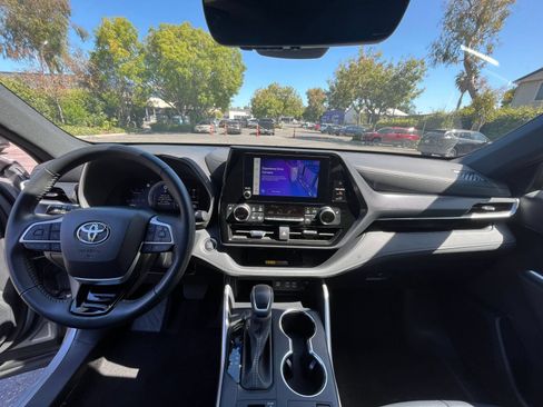Used 2025 Toyota Highlander XSE AWD/4WD image 36