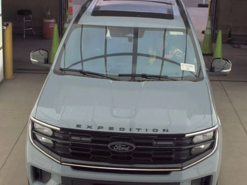 Used 2025 Ford Expedition Platinum w/ Stealth Appearance Package AWD/4WD image 2