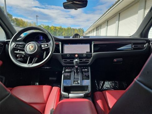 Certified 2025 Porsche Macan image 12