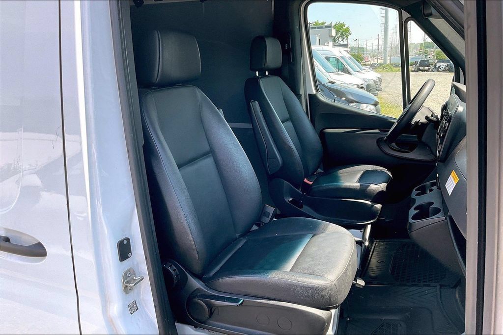 Used 2023 Mercedes-Benz Sprinter 2500 image 6