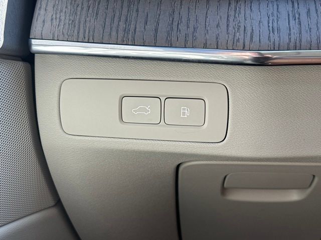 Certified 2025 Volvo XC90 T8 Plus AWD/4WD image 32