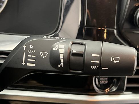 Used 2025 Nissan Pathfinder SL FWD image 52