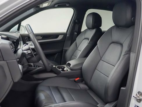 Certified 2025 Porsche Cayenne image 5