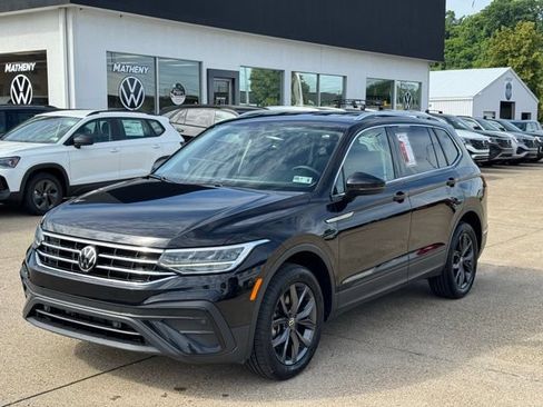 Used 2023 Volkswagen Tiguan SE AWD/4WD image 2