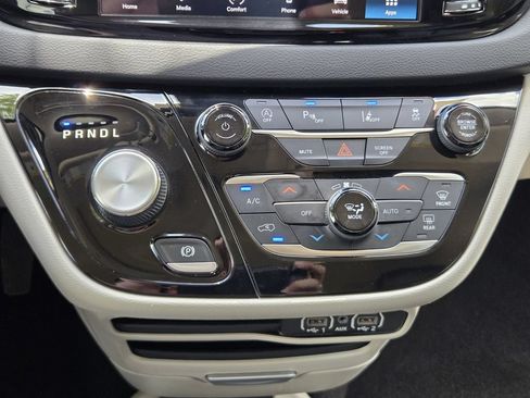 Used 2023 Chrysler Pacifica Touring-L FWD image 13