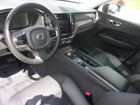 Used 2023 Volvo XC60 B5 Plus AWD/4WD image 10