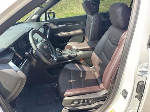 Used 2024 Cadillac XT6 Premium Luxury w/ Technology Package FWD image 6