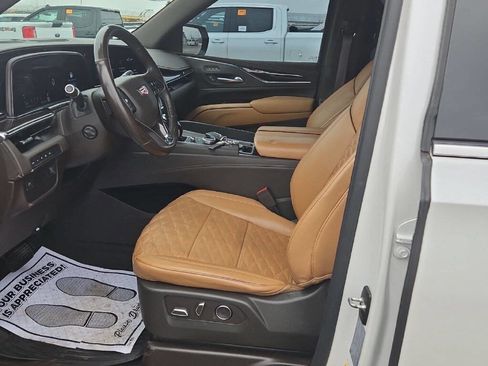Used 2021 Cadillac Escalade Premium Luxury w/ LPO, Illumination Package image 4