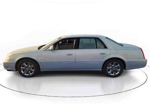 Used 2006 Cadillac DTS w/ Trunk Convenience Package image 3