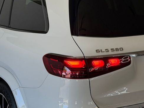 Used 2024 Mercedes-Benz GLS 580 4MATIC image 9