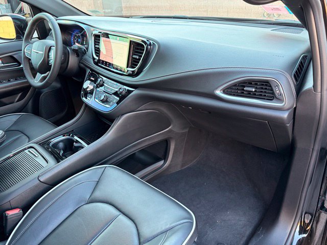 Used 2026 Chrysler Pacifica Limited FWD image 15