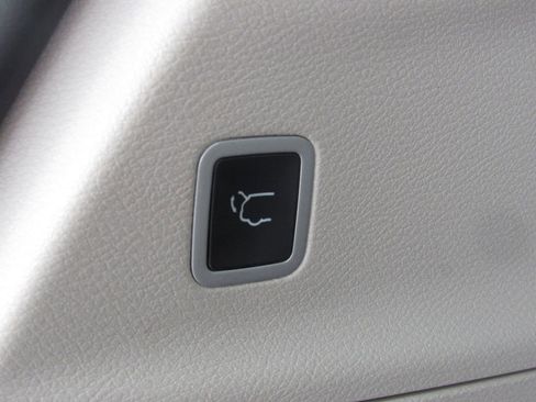 Used 2024 Chrysler Pacifica Touring-L FWD image 21