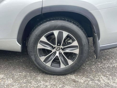 Used 2021 Toyota Highlander XLE AWD/4WD image 16