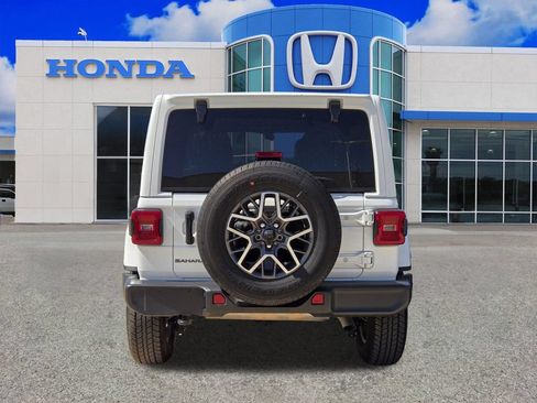 Used 2025 Jeep Wrangler Unlimited Sahara AWD/4WD image 4