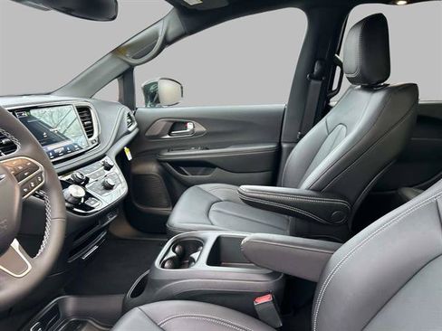 Used 2026 Chrysler Pacifica Select image 24