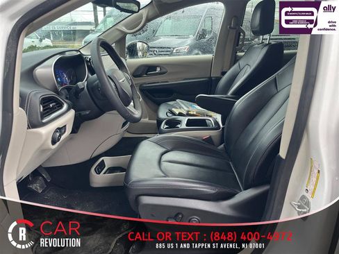 Used 2024 Chrysler Pacifica Limited FWD image 14