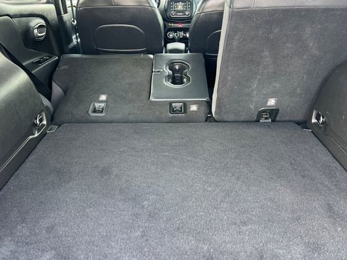 Used 2016 Jeep Renegade Limited image 12