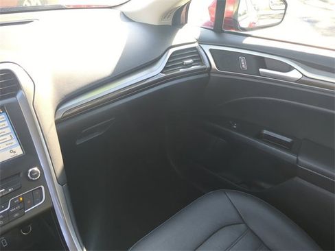 Used 2018 Ford Fusion SE w/ Fusion SE Technology Package image 18