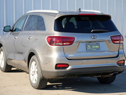 Used 2019 Kia Sorento LX w/ LX Convenience Package image 47
