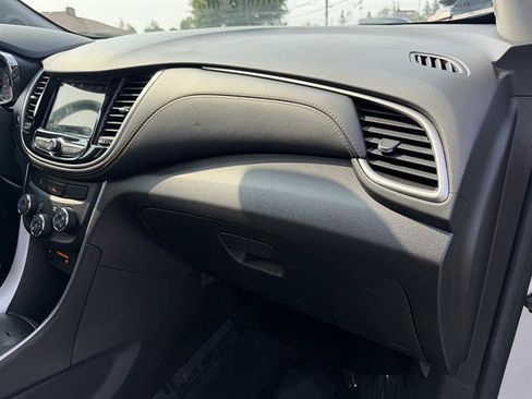 Used 2019 Chevrolet Trax LT w/ LT Convenience Package AWD/4WD image 16